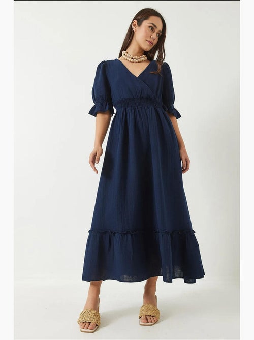Vestido comprido com decote cruzado, cintura elástica e mangas lucci - Kiabi Vestido comprido com decote cruzado, cintura elástica e mangas lucci - Kiabi