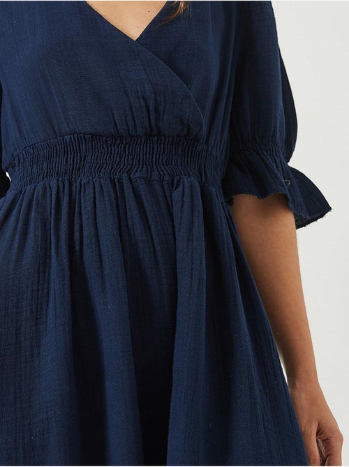 Vestido comprido com decote cruzado, cintura elástica e mangas lucci - Kiabi Vestido comprido com decote cruzado, cintura elástica e mangas lucci - Kiabi