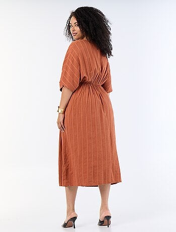 Vestido comprido com decote cruzado e joia fantasia
