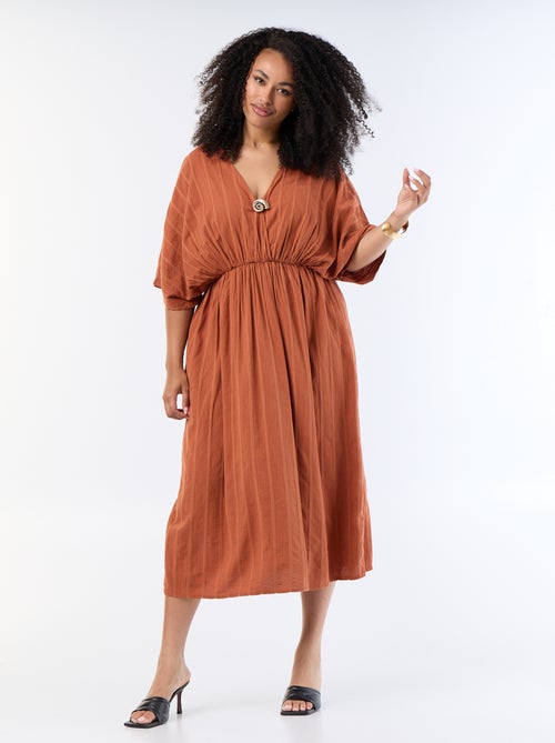 Vestido comprido com decote cruzado e joia fantasia - Kiabi