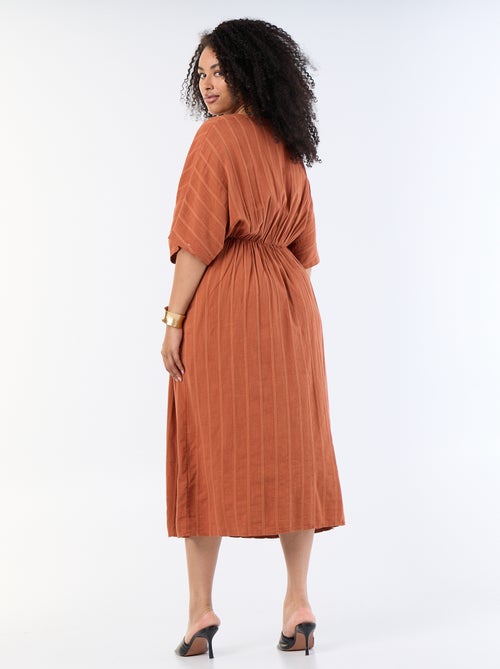 Vestido comprido com decote cruzado e joia fantasia - Kiabi