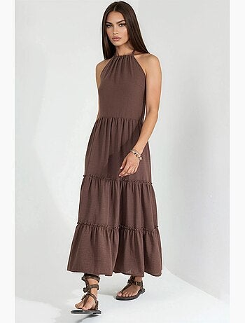 Vestido comprido com decote halter e detalhes de folhos busem