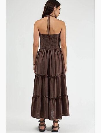 Vestido comprido com decote halter e detalhes de folhos busem
