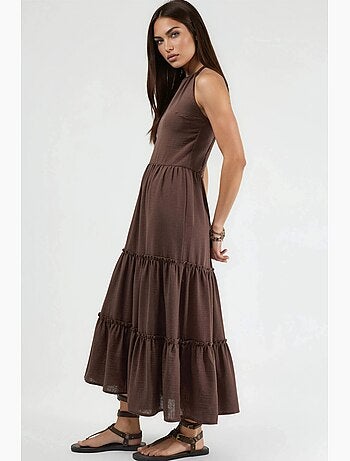 Vestido comprido com decote halter e detalhes de folhos busem