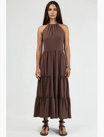 Vestido comprido com decote halter e detalhes de folhos busem