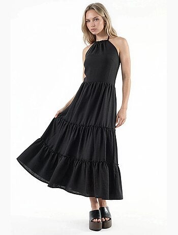 Vestido comprido com decote halter e detalhes de folhos busem