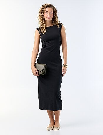 Vestido comprido com decote nas costas e bijuteria