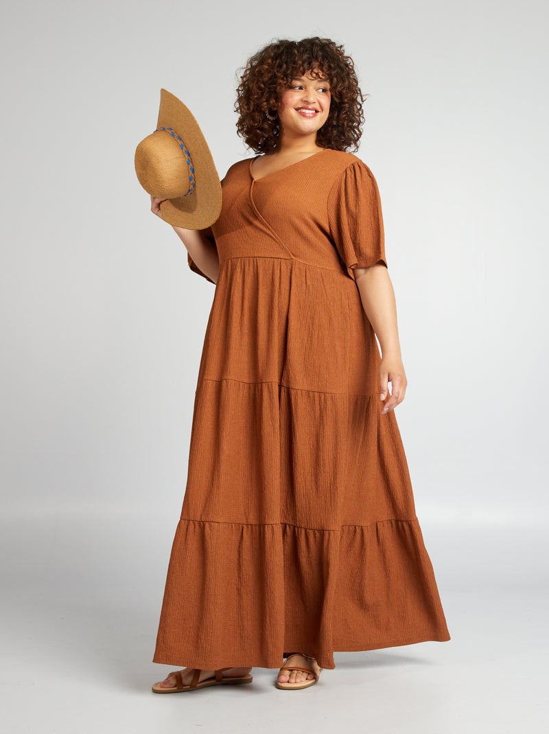 Vestido comprido cruzado em malha gofrada CASTANHO - Kiabi