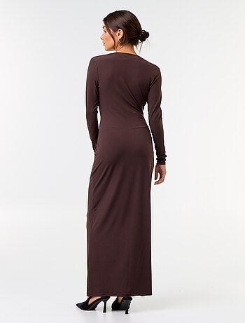 Vestido comprido de manga comprida com joia fantasia