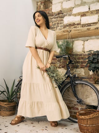 Vestido comprido de manga curta e base em camadas