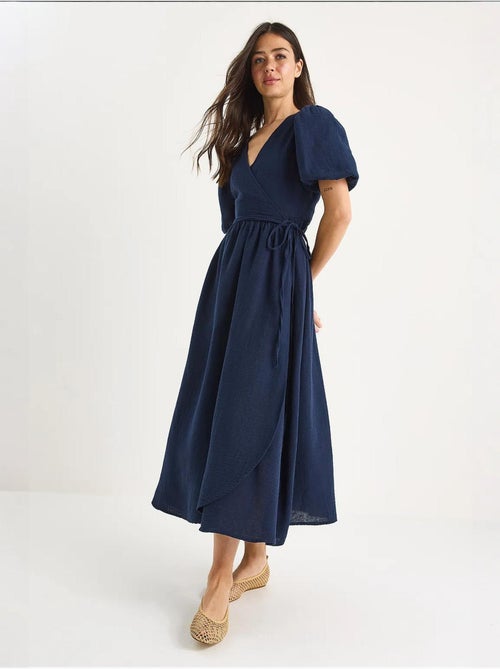 Vestido comprido de musselina com fecho cruzado e mangas abalonadas lucci - Kiabi Vestido comprido de musselina com fecho cruzado e mangas abalonadas lucci - Kiabi