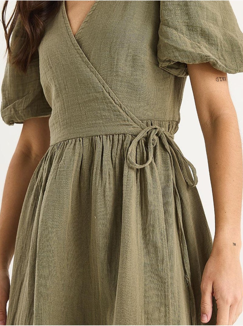 Vestido comprido de musselina com fecho cruzado e mangas abalonadas lucci Cáqui - Kiabi