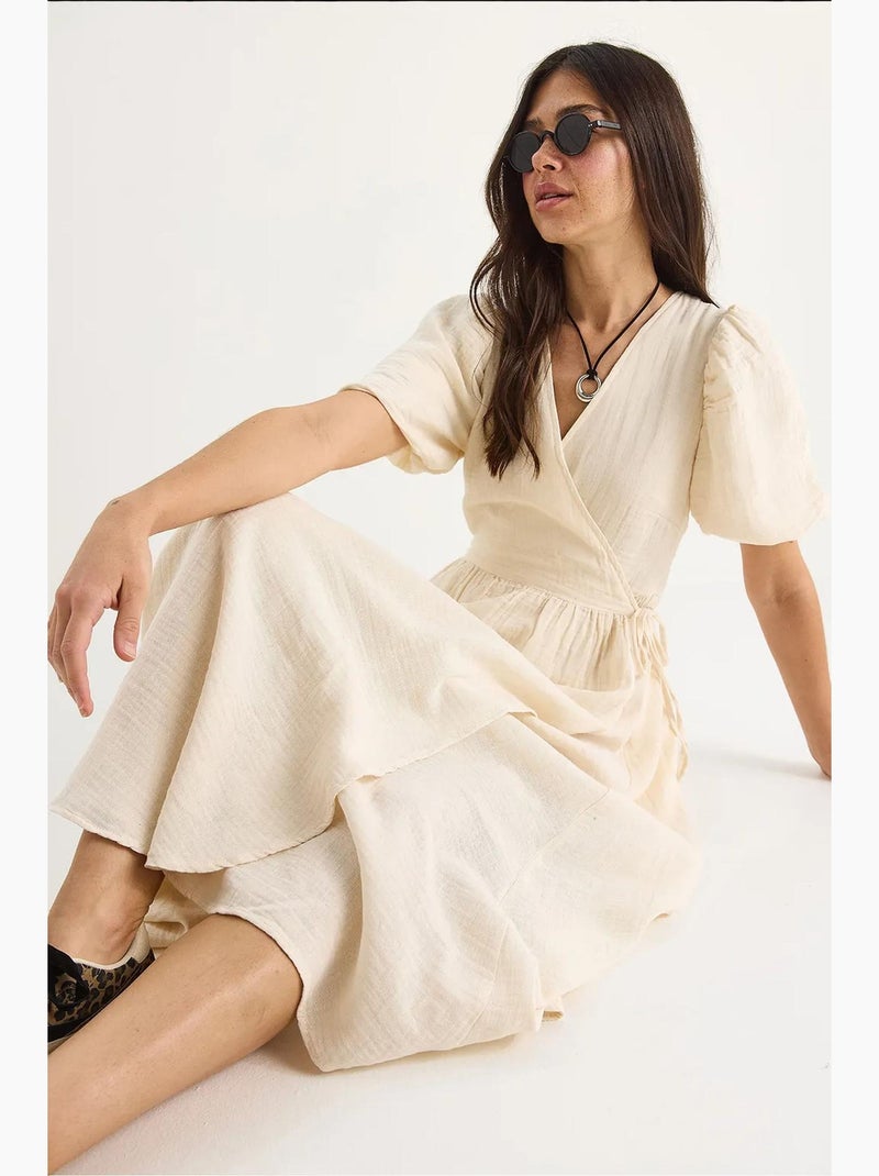 Vestido comprido de musselina com fecho cruzado e mangas abalonadas lucci Creme - Kiabi