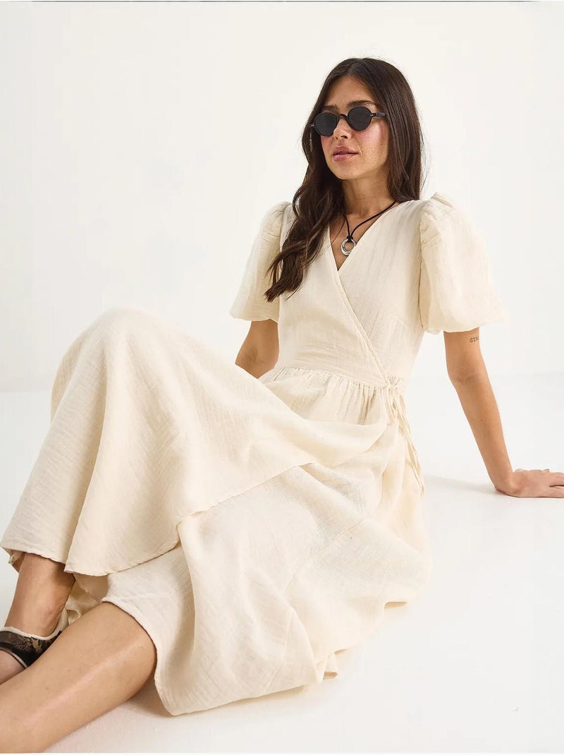Vestido comprido de musselina com fecho cruzado e mangas abalonadas lucci Creme - Kiabi
