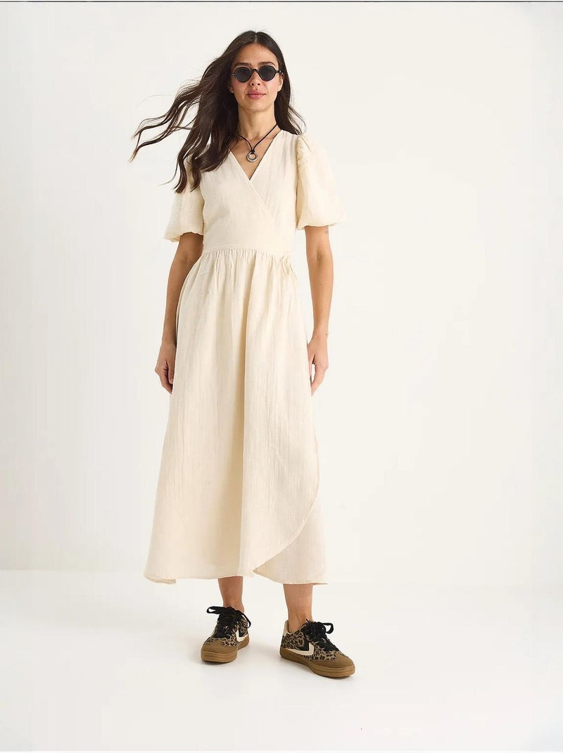 Vestido comprido de musselina com fecho cruzado e mangas abalonadas lucci Creme - Kiabi