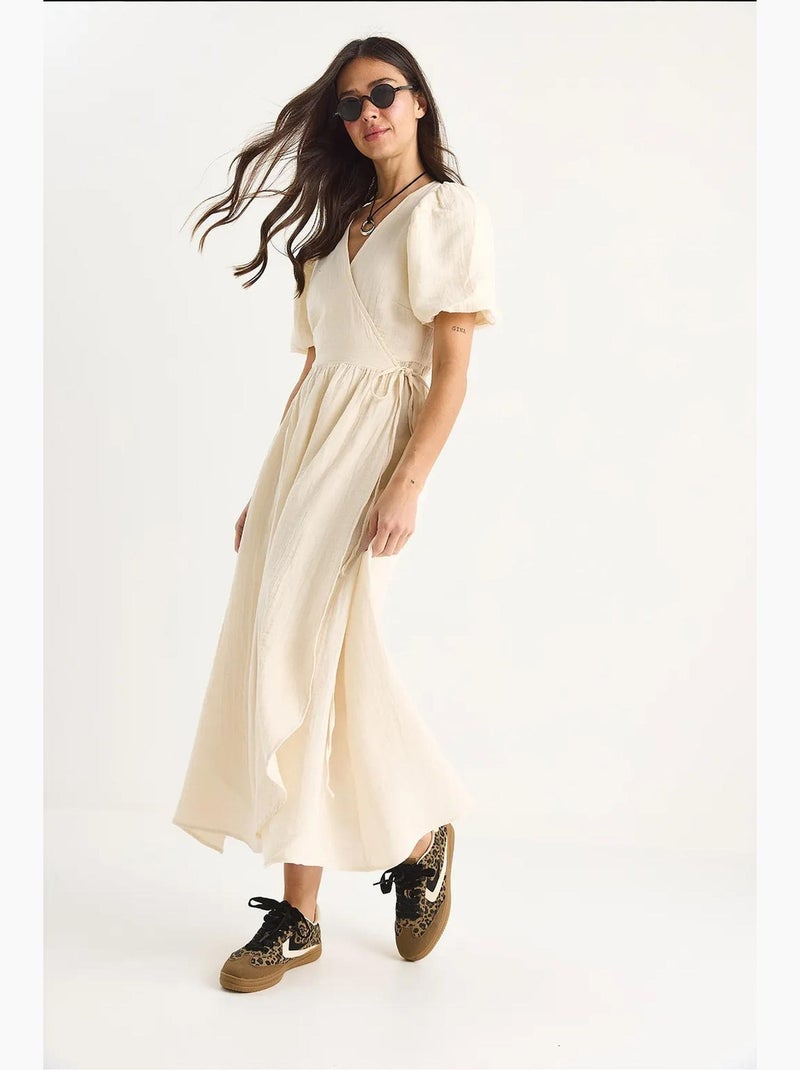 Vestido comprido de musselina com fecho cruzado e mangas abalonadas lucci Creme - Kiabi