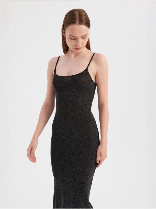 Vestido comprido de tecido liso com alças finas - Kiabi Vestido comprido de tecido liso com alças finas - Kiabi