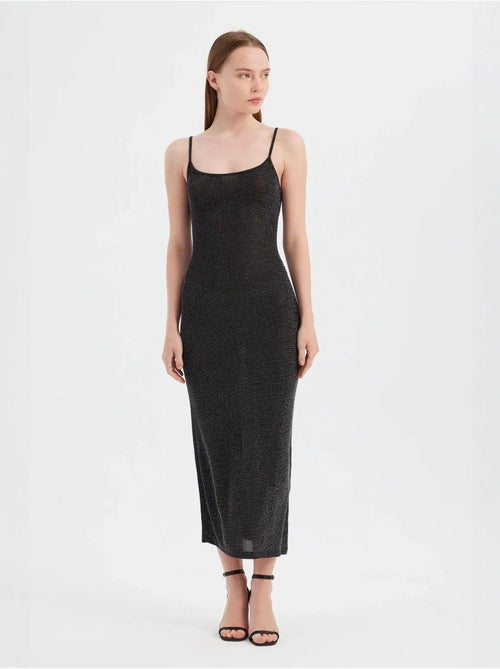 Vestido comprido de tecido liso com alças finas - Kiabi Vestido comprido de tecido liso com alças finas - Kiabi