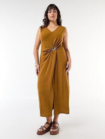 Vestido comprido drapeado com bijuteria