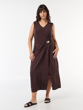 Vestido comprido drapeado com bijuteria