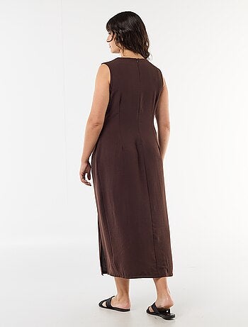 Vestido comprido drapeado com bijuteria