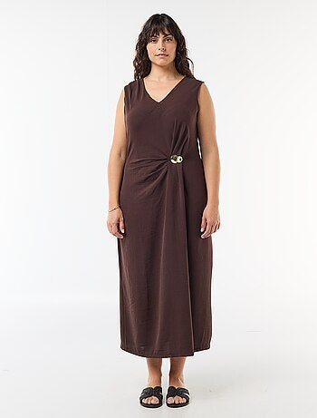 Vestido comprido drapeado com bijuteria