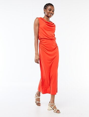Vestido comprido drapeado com gola cowl