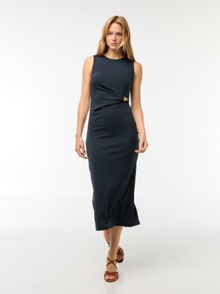 Vestido comprido drapeado com joia