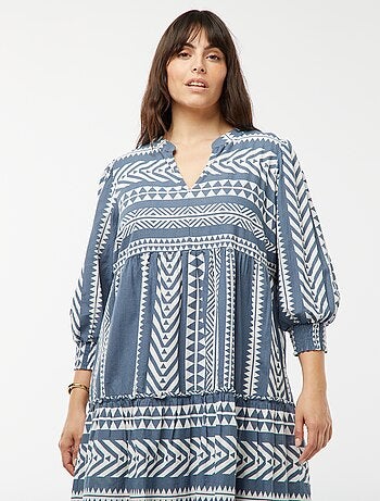Vestido comprido em camadas e com motivos
