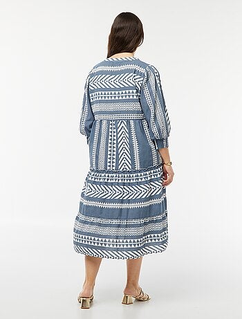 Vestido comprido em camadas e com motivos