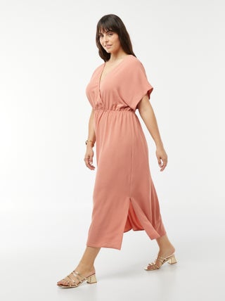 Vestido comprido em malha elástica com mangas curtas