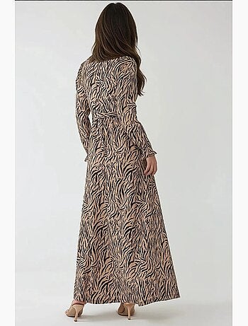 Vestido comprido estampado com gola redonda e cinto