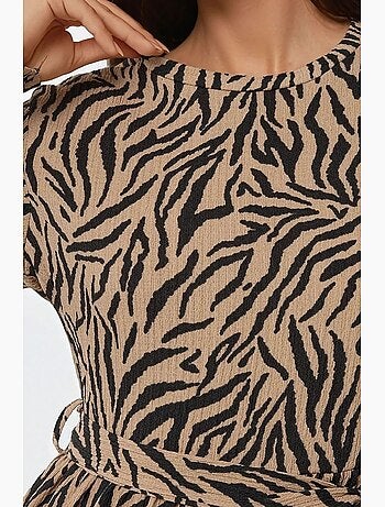 Vestido comprido estampado com gola redonda e cinto