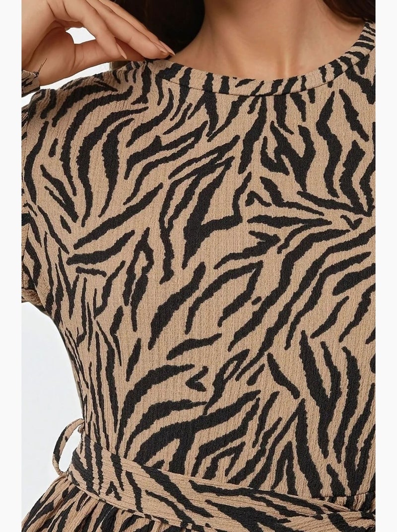 Vestido comprido estampado com gola redonda e cinto hiccup Camelo - Kiabi