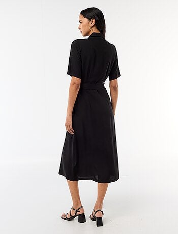 Vestido comprido estilo camisa com cinto para atar