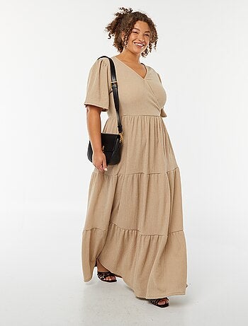 Vestido comprido gofrado com mangas curtas e gola trespassada