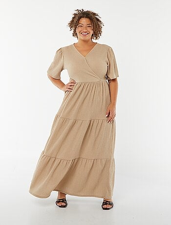 Vestido comprido gofrado com mangas curtas e gola trespassada