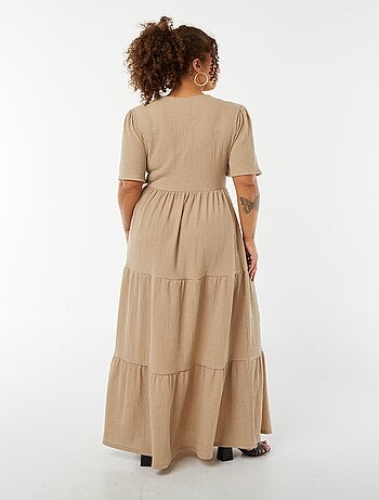 Vestido comprido gofrado com mangas curtas e gola trespassada