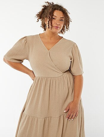 Vestido comprido gofrado com mangas curtas e gola trespassada