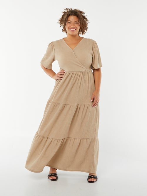 Vestido comprido gofrado com mangas curtas e gola trespassada - Kiabi