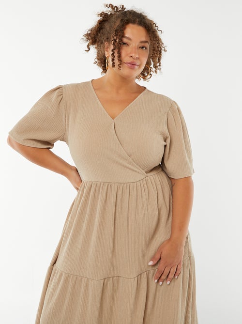 Vestido comprido gofrado com mangas curtas e gola trespassada - Kiabi