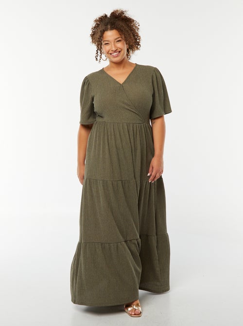 Vestido comprido gofrado com mangas curtas e gola trespassada - Kiabi