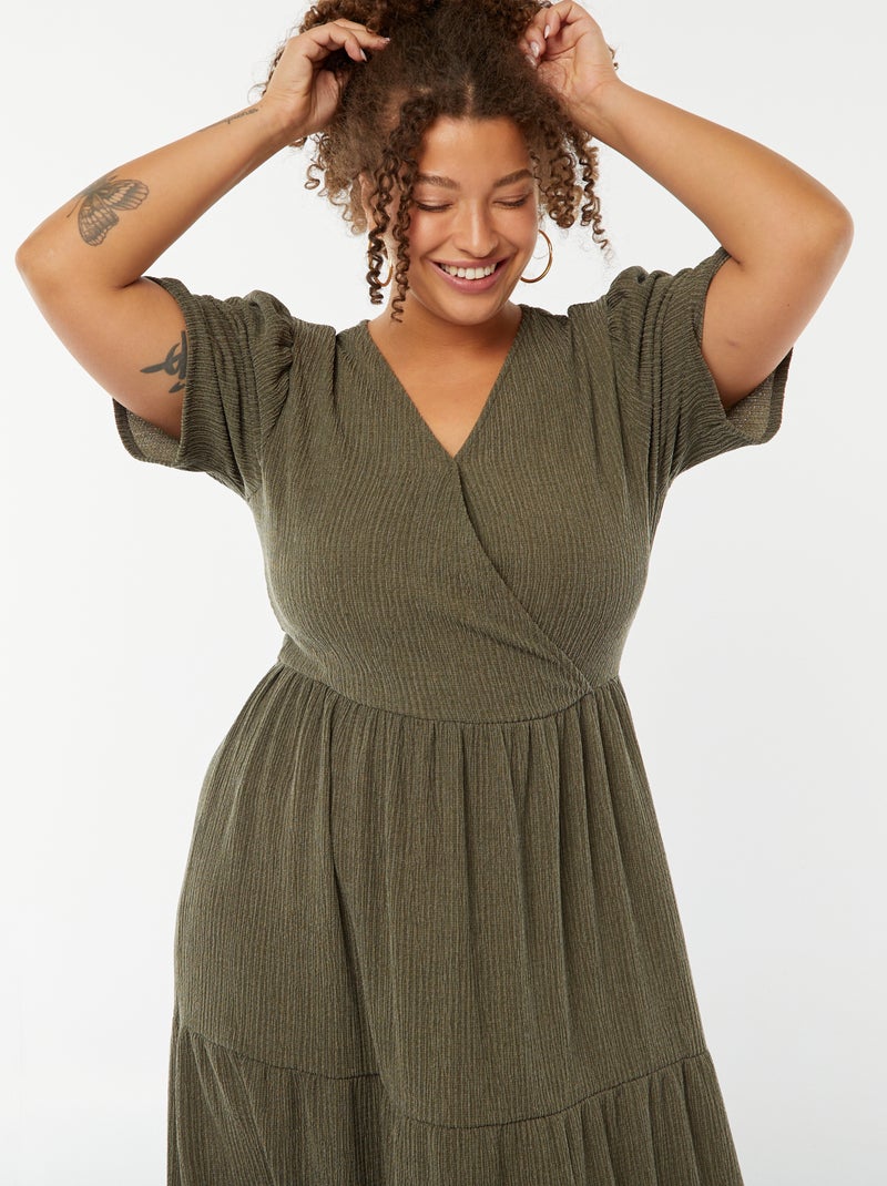 Vestido comprido gofrado com mangas curtas e gola trespassada Caqui - Kiabi