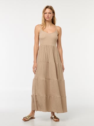 Vestido comprido gofrado em camadas