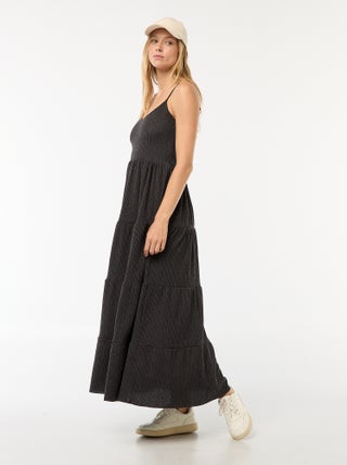 Vestido comprido gofrado em camadas