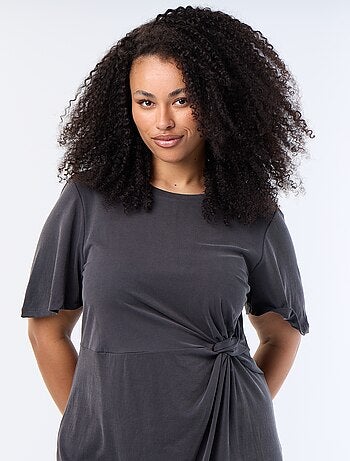 Vestido comprido liso com laço à frente