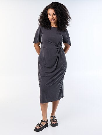 Vestido comprido liso com laço à frente