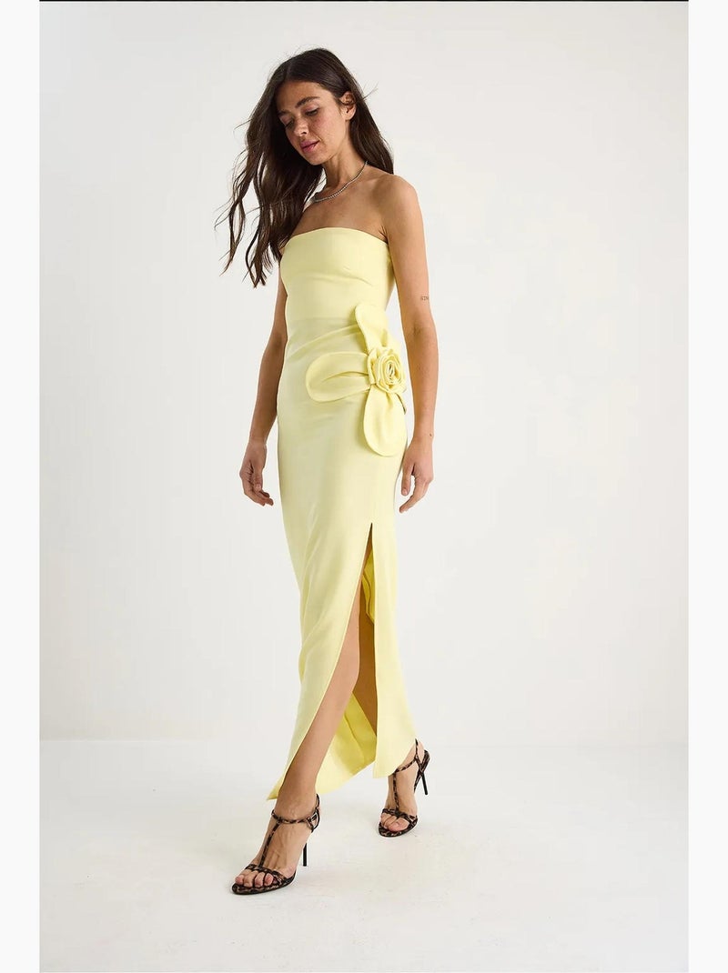 Vestido comprido sem alças com detalhe de racha e acessório de flores lucci Amarelo-limão - Kiabi