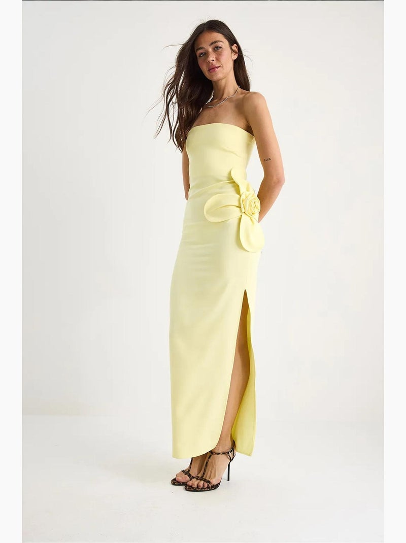 Vestido comprido sem alças com detalhe de racha e acessório de flores lucci Amarelo-limão - Kiabi