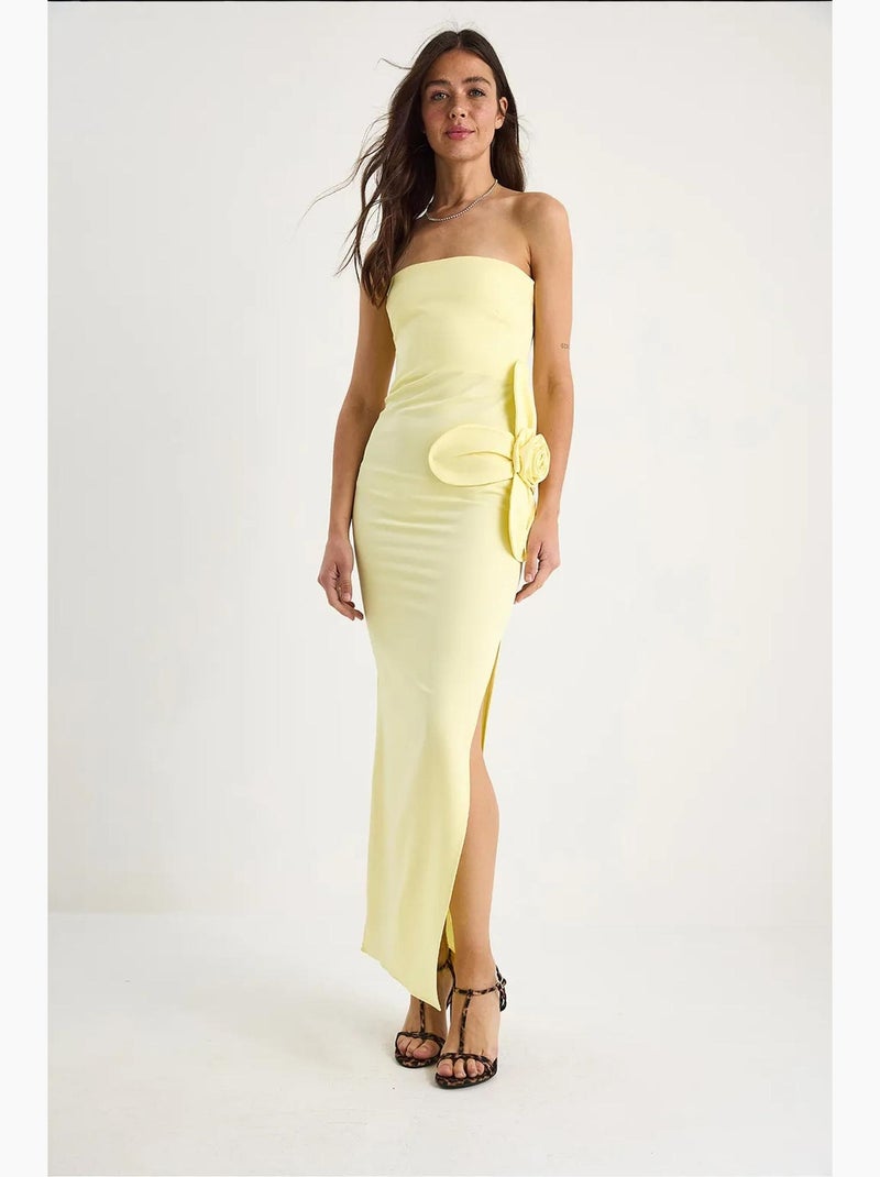Vestido comprido sem alças com detalhe de racha e acessório de flores lucci Amarelo-limão - Kiabi